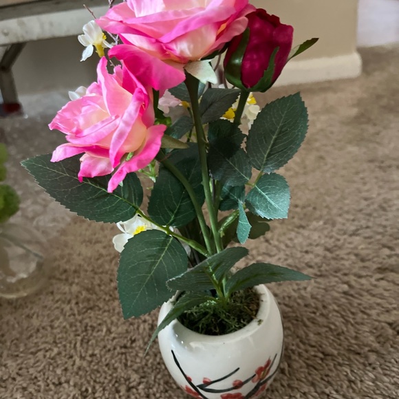 A vase and flowers - Picture 2 of 3